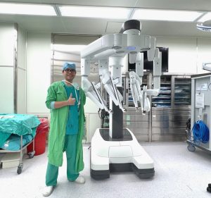 23歲聲樂生長期受睡眠呼吸中止症困擾 達文西微創手術助重拾好眠與自信歌聲 8 %E6%9D%8E%E7%BF%8A%E8%B1%AA%E9%86%AB%E5%B8%AB%E8%88%87%E9%81%94%E6%96%87%E8%A5%BF%E6%89%8B%E8%87%82%E6%89%8B%E8%A1%93%E7%B3%BB%E7%B5%B1 0 300x281 1