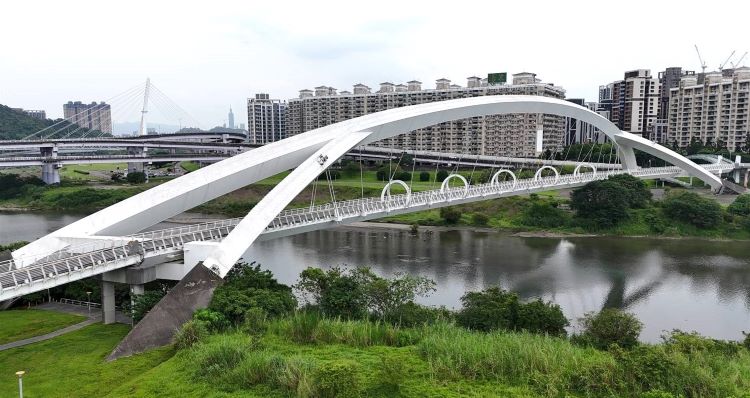 高空吊掛洗橋 新店陽光橋再現河濱地標風采 5 《圖說》陽光橋清洗完成,橋梁外觀恢復明亮整潔,打造優質河濱休憩空間。〈高灘處提供〉