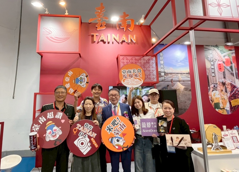 台北國際觀光博覽會「臺南館」開幕，長官貴賓及參展業者合影 。(圖/臺南市政府觀光旅遊局)