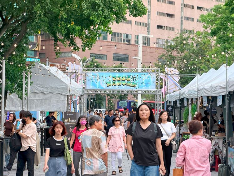 《圖說》活動開幕首日即吸引大量民眾前往，現場人潮熱絡，讓府中廣場充滿熱鬧歡樂的夏日派對氛圍。〈經發局提供〉