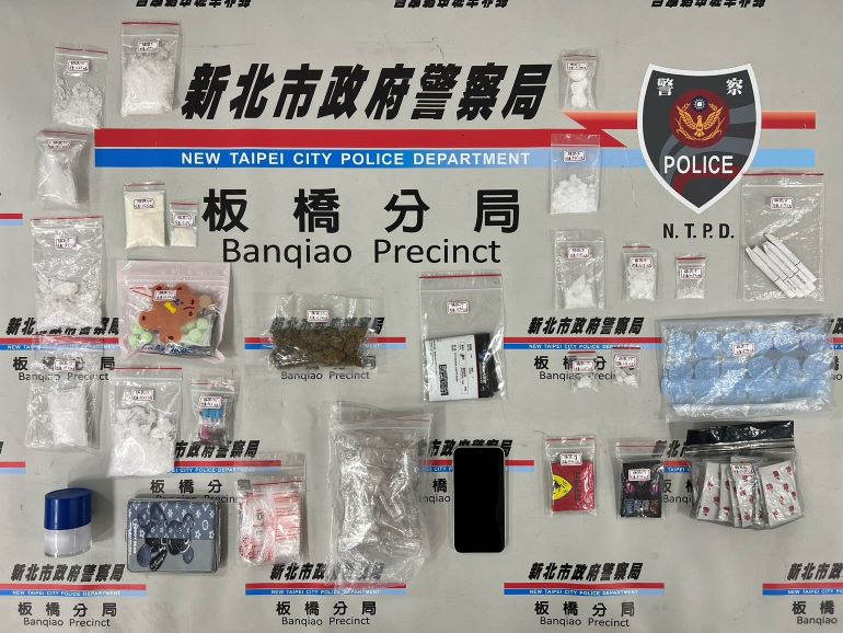 《圖說》員警現場共查扣安非他命、大麻等相關證物。〈板橋分局提供〉