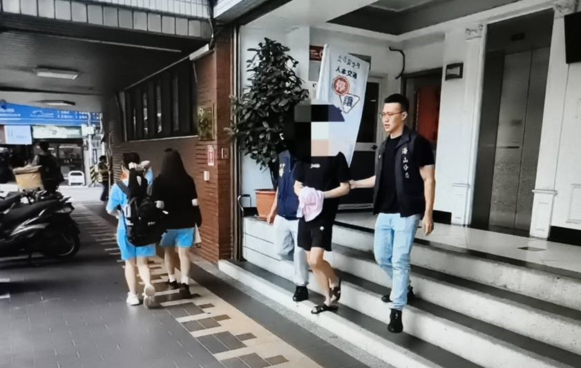 《圖說》邱男依妨害公務、妨害秩序等罪嫌，移送新北地方檢察署偵辦。〈海山分局提供〉