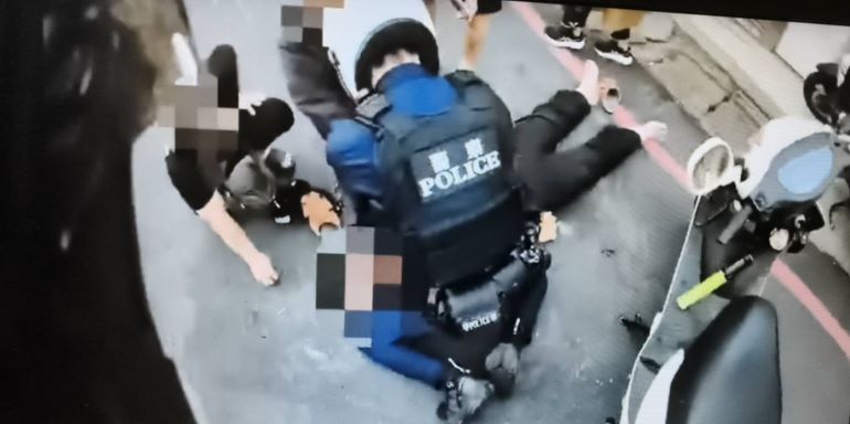 與死神拔河! 中和警民聯手搶命CPR救回路倒男 4 《圖說》警消民合作CPR救人。〈中和分局提供〉