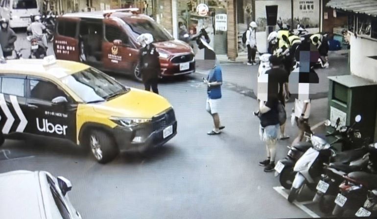 與死神拔河! 中和警民聯手搶命CPR救回路倒男 6 《圖說》交通管制引導救護車。〈中和分局提供〉