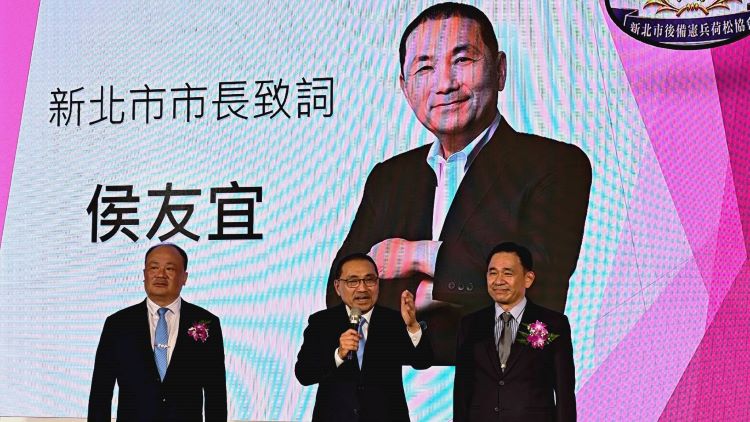 《圖說》侯友宜市長出席新北市後備憲兵荷松協會第12、13屆理事長交接典禮，頒發當選證書及致贈賀牌。〈民政局提供〉