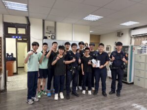 高中生參訪派出所 警強化犯罪預防教育 5 %E4%B8%80 97 300x225 1