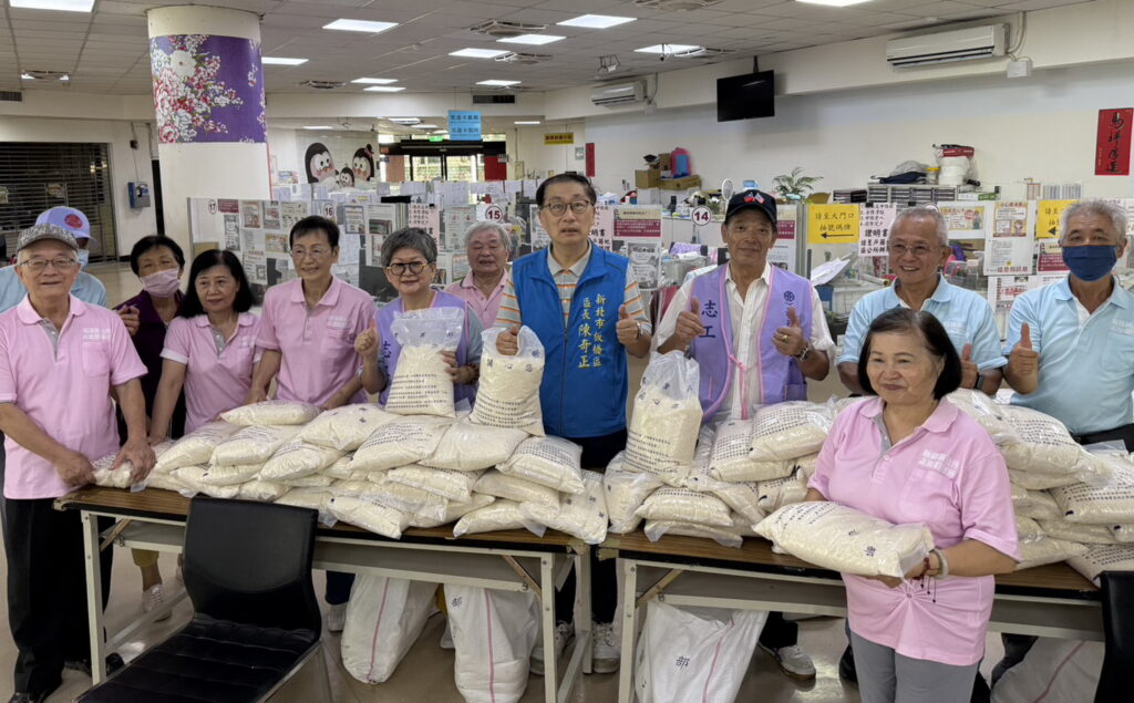 新北市板橋公所關懷弱勢 昨愛心白米送暖有8900弱戶受惠 10 1%E6%9D%BF%E6%A9%8B%E5%8D%80%E5%85%AC%E6%89%80%E4%BB%8A%E6%97%A5%E8%88%89%E8%BE%A6%E6%84%9B%E5%BF%83%E7%B1%B3%E7%99%BC%E6%94%BE%E6%B4%BB%E5%8B%95 1024x635 1
