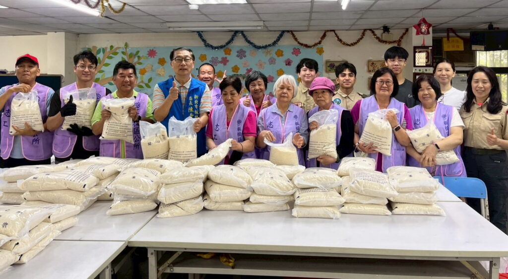 新北市板橋公所關懷弱勢 昨愛心白米送暖有8900弱戶受惠 11 2%E6%9D%BF%E6%A9%8B%E9%99%B3%E5%A5%87%E6%AD%A3%E5%8D%80%E9%95%B7%E6%84%9F%E8%AC%9D%E5%BF%97%E5%B7%A5%E5%8D%94%E5%8A%A9%E6%84%9B%E5%BF%83%E7%B1%B3%E7%99%BC%E6%94%BE%E5%B7%A5%E4%BD%9C%E6%AD%A1%E5%9C%92%E5%B8%82%E6%B0%91%E6%B4%BB%E5%8B%95%E4%B8%AD%E5%BF%83 1024x562 1