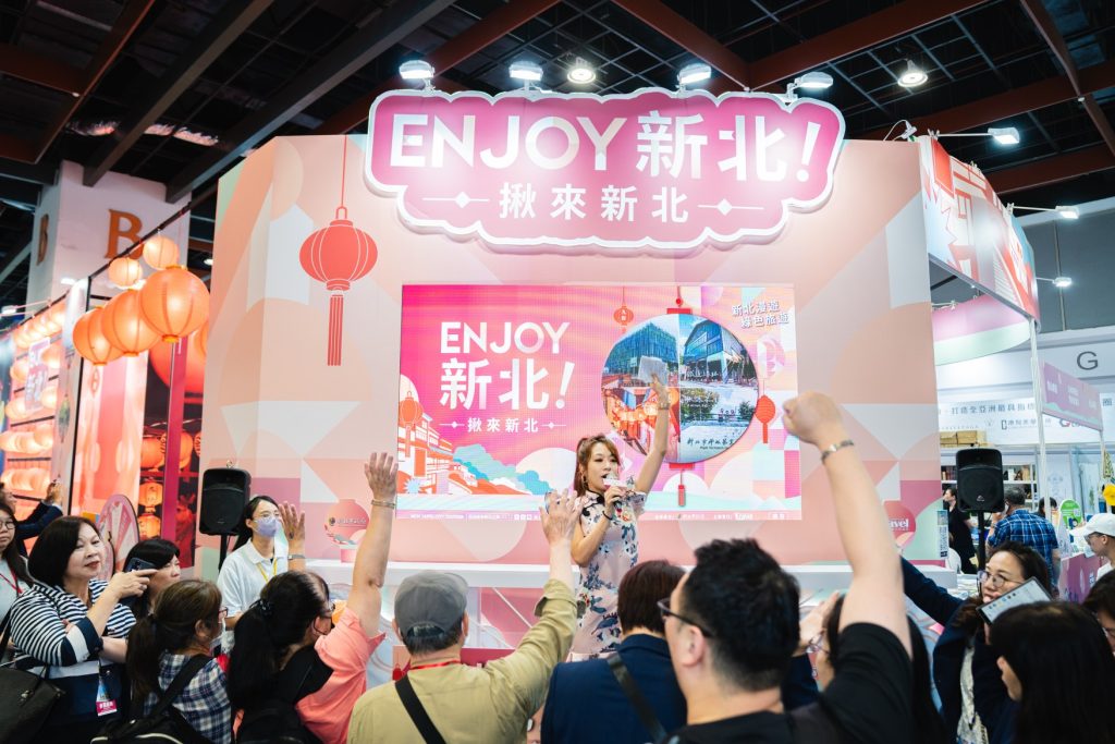 2026台北國際觀光博覽會 新北館搶好康 7 %E6%96%B0%E5%8C%97%E9%A4%A8%E7%8F%BE%E5%A0%B4%E4%BA%BA%E6%BD%AE%E4%BA%92%E5%8B%95%E7%86%B1%E7%B5%A1%E6%B0%91%E7%9C%BE%E7%98%8B%E7%8B%82%E8%88%89%E6%89%8B%E6%90%B6%E7%AD%94%E5%8F%8A%E6%90%B6%E6%8B%BF%E6%B4%BB%E5%8B%95%E5%B0%8F%E7%A6%AE copy 1752x1168 1024x683 1