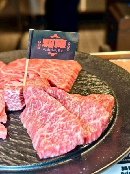 百貨地下街也能大啖A5和牛!信義區「和庵燒肉株式會社」個人燒肉套餐掀話題 9 來自鹿兒島的A5和牛油花細緻如大理石紋路,炙燒後散發濃郁奶香與炭火香氣。圖/周含鍾攝