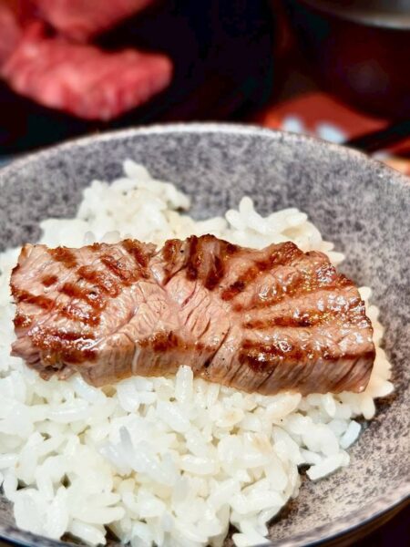 百貨地下街也能大啖A5和牛!信義區「和庵燒肉株式會社」個人燒肉套餐掀話題 10 炙燒後的A5和牛搭配熱騰騰白飯享用,濃郁油脂與米飯香氣交織,成為不少饕客最愛吃法。圖/周含鍾攝