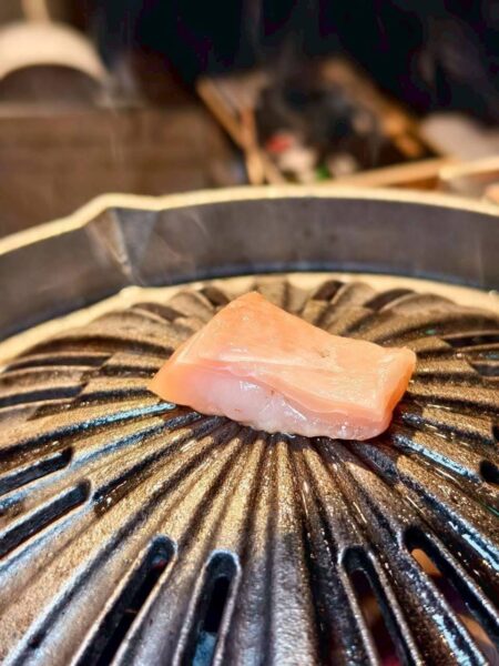 百貨地下街也能大啖A5和牛!信義區「和庵燒肉株式會社」個人燒肉套餐掀話題 11 和牛在鐵盤上炙燒時滋滋作響,逼出誘人油脂香氣,讓人食指大動。圖/周含鍾攝