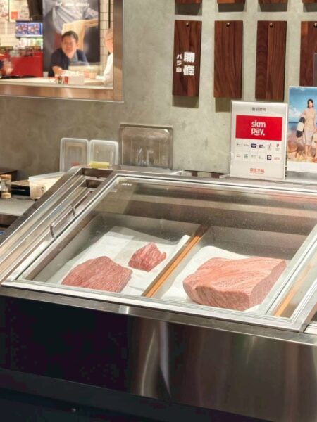 百貨地下街也能大啖A5和牛!信義區「和庵燒肉株式會社」個人燒肉套餐掀話題 12 來自日本鹿兒島的A5和牛整齊陳列於冷藏櫃中,細緻油花紋路清晰可見,展現頂級和牛品質。圖/周含鍾攝