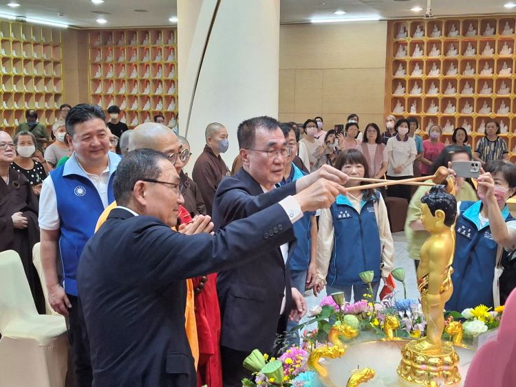 《圖說》市長侯友宜在慈法禪寺今日主法大慧法師引領下虔誠浴佛。〈民政局提供〉