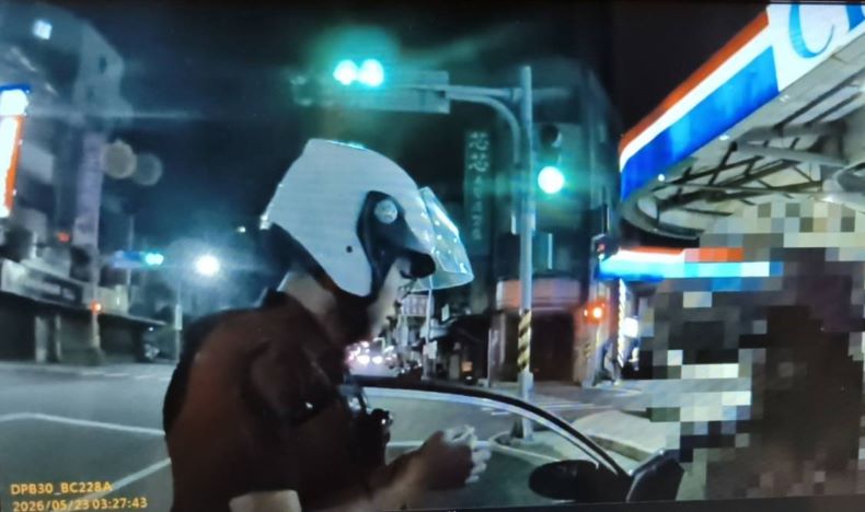 《圖說》警方發現駕駛持有疑似毒品煙彈，並要求車內乘客下車。〈三重分局提供〉