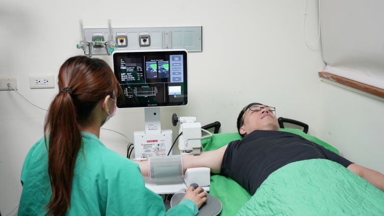 三高正常仍藏心血管危機 臺北醫院推FMD檢查提前發現病變 12 《圖說》血管內皮功能檢查示意圖--非當事人。〈臺北醫院提供〉