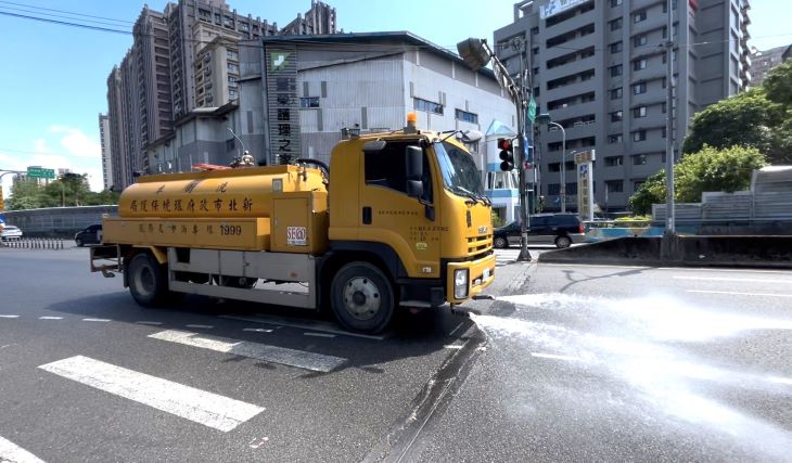 《圖說》新北消啟動「防熱應變機制」出動灑水車降低高溫，確保市民平安度過熱浪。〈消防局提供〉