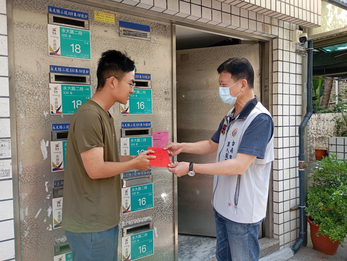 陸軍戴姓下士因公受傷 台南軍服站暖心探視慰問 3 1 0