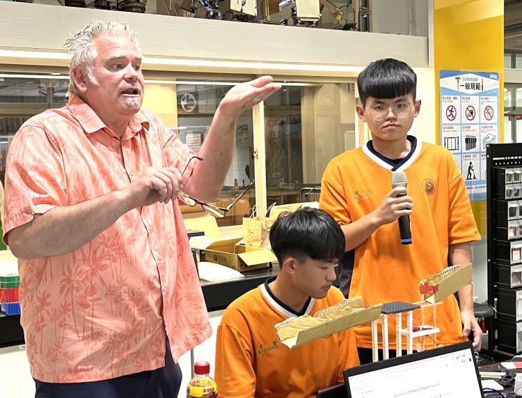 新北攜手矽谷教育夥伴 推AI與STEM機器人課程 5 《圖說》美國矽谷技職教育中心資深科技教師Jim Burnham訪台授課。〈教育局提供〉
