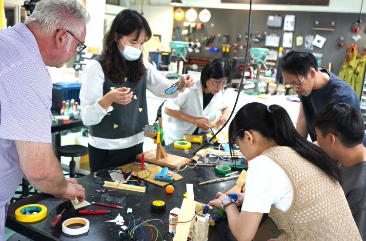 新北攜手矽谷教育夥伴 推AI與STEM機器人課程 6 《圖說》《AI與STEM》未來教師教學工作坊及技職雙語課程共創與發表。〈教育局提供〉