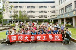 青銀共釀世界情 八德榮家品味世界酒文化日攜手國防理工學院青年交流促進世代共融 8 11 Fotor 1 300x200 1