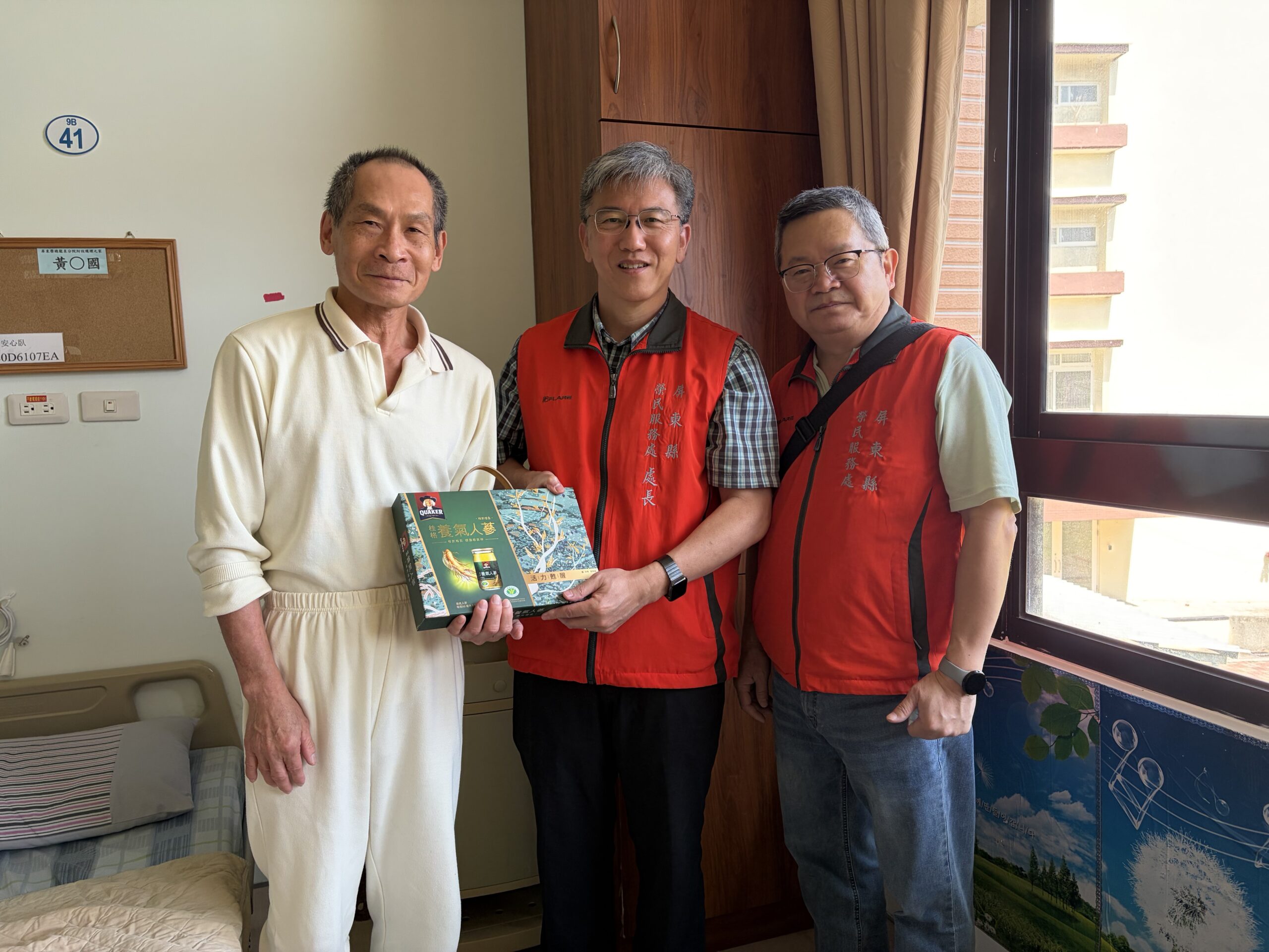 屏東榮服處端節送暖 慰問百歲及住院榮民傳遞溫情 4 1779783698300 0 scaled 1