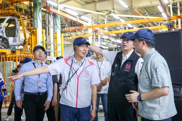 桃市府參訪中華汽車智慧製造產線 首輛國產電動貨車推動產業淨零轉型 8 f 29537099 1