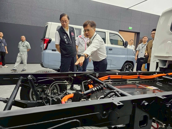 桃市府參訪中華汽車智慧製造產線 首輛國產電動貨車推動產業淨零轉型 10 f 29537102 1