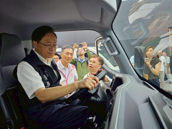 桃市府參訪中華汽車智慧製造產線 首輛國產電動貨車推動產業淨零轉型 11 f 29537104 1