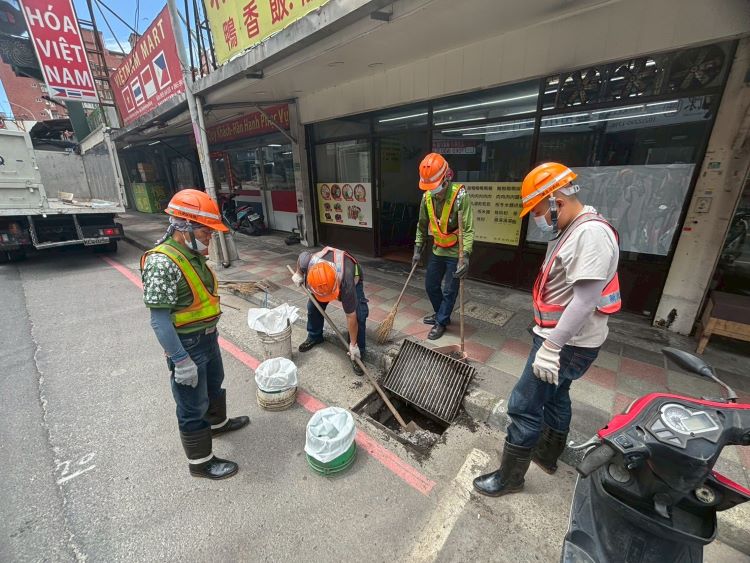 基北北桃聯手防疫治水 新北倡建鼠類監測標準、強化鶯歌溪治理 8 《圖說》清潔隊員清除側溝淤泥,避免油污淤積孳生老鼠。〈環保局提供〉