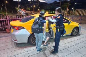 老翁外出迷途徘徊超商 暖警細心協助平安返家 4 MEITU 20260527 121840607 300x200 1