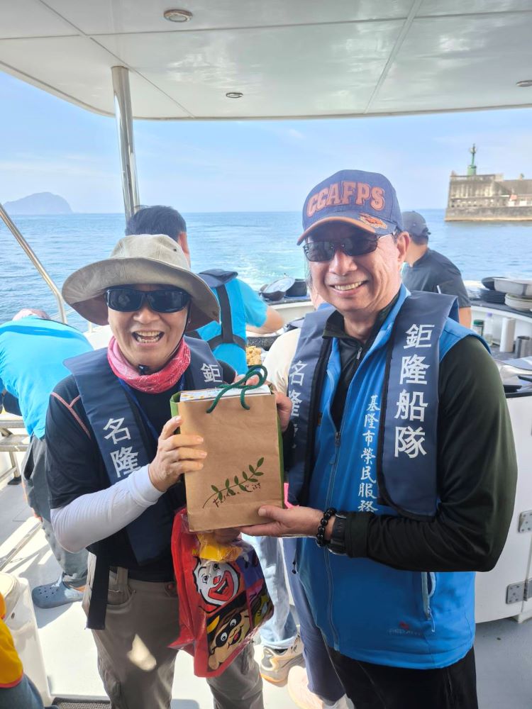 榮欣志工聯繫會報登基隆嶼 基隆榮服處知性之旅凝聚向心力 17 《圖說》方正處長(右)表揚114年度服務時數最高志工江有維組長。〈基隆榮服處提供〉