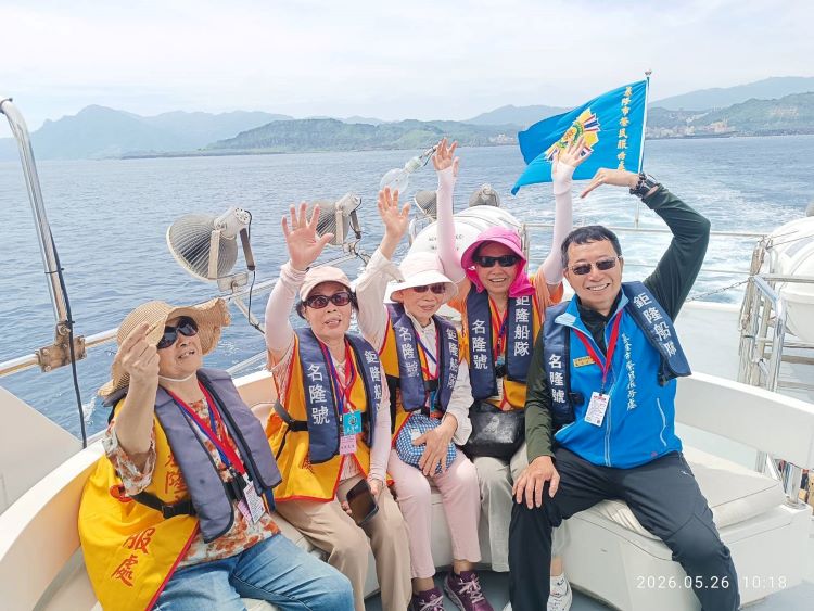 榮欣志工聯繫會報登基隆嶼 基隆榮服處知性之旅凝聚向心力 19 《圖說》方正處長(右1)與榮欣志工大姐們歡喜合影。〈基隆榮服處提供〉