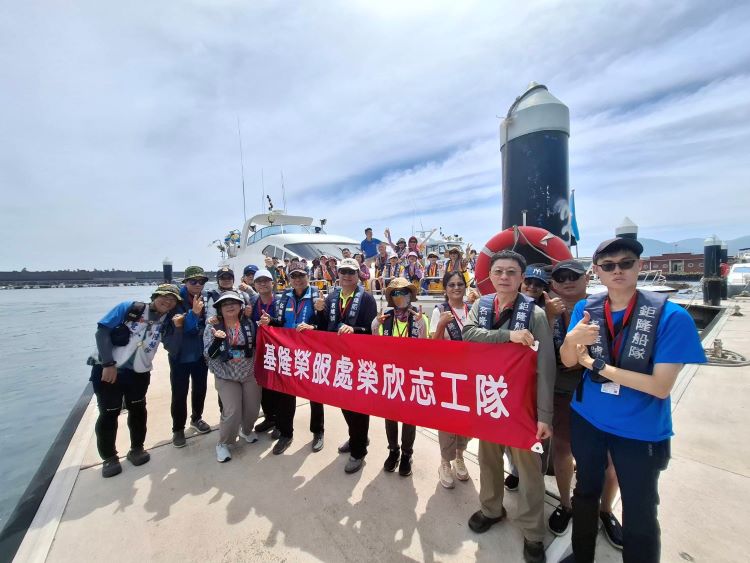 榮欣志工聯繫會報登基隆嶼 基隆榮服處知性之旅凝聚向心力 20 《圖說》方正處長(前排左5,灰色帽子)率同仁及榮欣志工快樂的出航,由鉅龍船舶公司專業團熱情引領。〈基隆榮服處提供〉