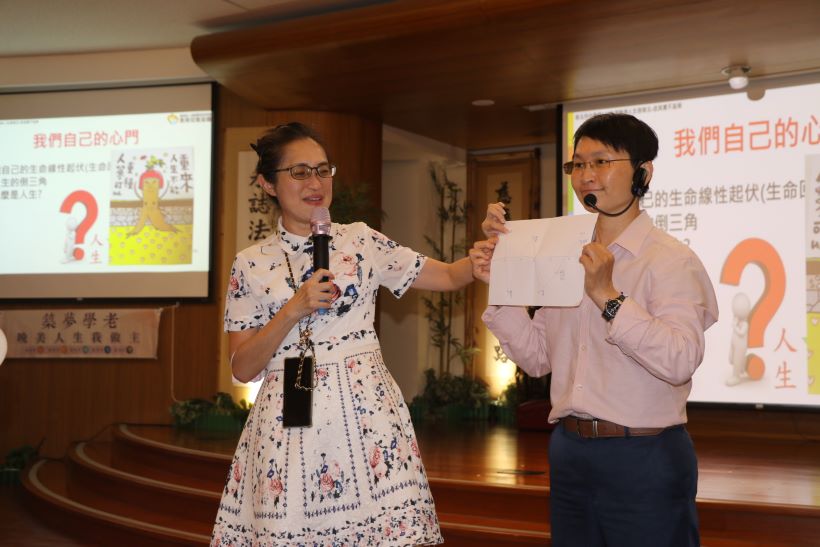 《圖說》許雅婷（右）與學員互動，要學員畫出自己的線性人生，回顧一生的起伏。〈社會局提供〉