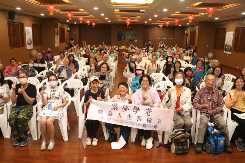 《圖說》新北市社會局「晚美人生我做主」系列講座，邀請活力橘健康公司執行長許雅婷談失智症照顧者的議題，吸引百位關心者到場聆聽。〈社會局提供〉
