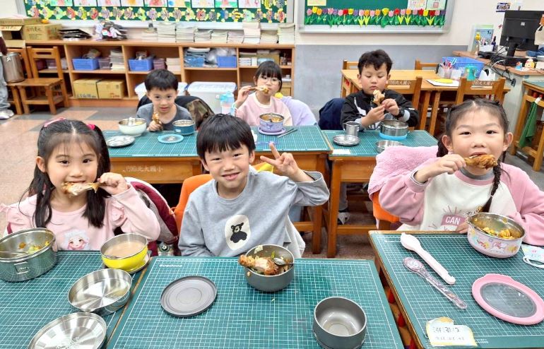 《圖說》新北市115學年度(8月31日)起全面推動免費營養午餐政策，提供每餐75元定額補助。〈教育局提供〉