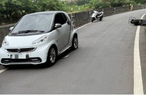 輪胎爆胎車輛卡路中 中壢警推車「最美倒影」迅速排除障礙 5 2239667 0 300x196 1