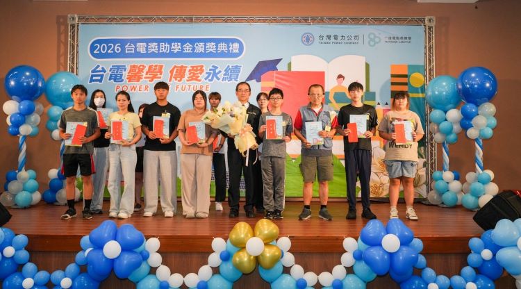 37年逾20億元獎助學金 台電陪伴50萬學子逐夢成長 5 《圖說》台電總經理郭天合手持象徵林口電廠的百合花束表揚勉勵學子。〈台電提供〉
