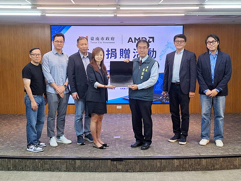 AMD捐贈筆電支援臺南AI教程 黃偉哲感謝蘇姿丰助力在地教育 9 20260528180842 46278cee