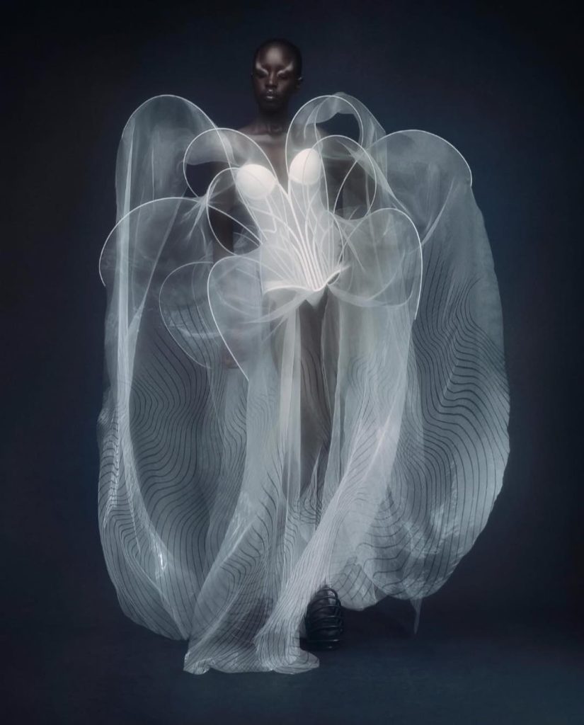 Iris van Herpen %E6%89%93%E9%80%A0%E6%9C%83%E5%91%BC%E5%90%B8%E7%9A%84%E6%B5%81%E9%AB%94%E9%AB%98%E7%B4%9A%E8%A8%82%E8%A3%BD00003 825x1024 1