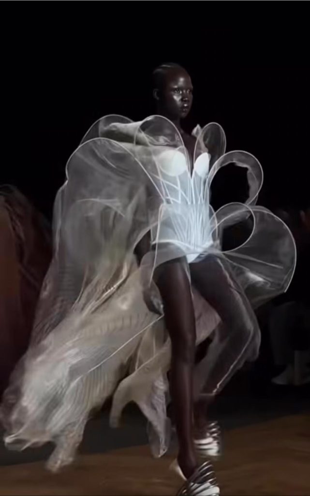 Iris van Herpen %E6%89%93%E9%80%A0%E6%9C%83%E5%91%BC%E5%90%B8%E7%9A%84%E6%B5%81%E9%AB%94%E9%AB%98%E7%B4%9A%E8%A8%82%E8%A3%BD00004 641x1024 1