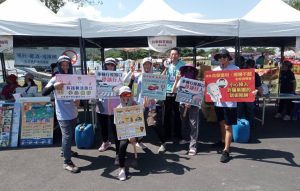 竹筏競速熱鬧登場!關山警前進米鄉竹筏季宣導交安反詐 民代齊舉牌助陣護民眾荷包 14 S 552599693 0 300x191 1