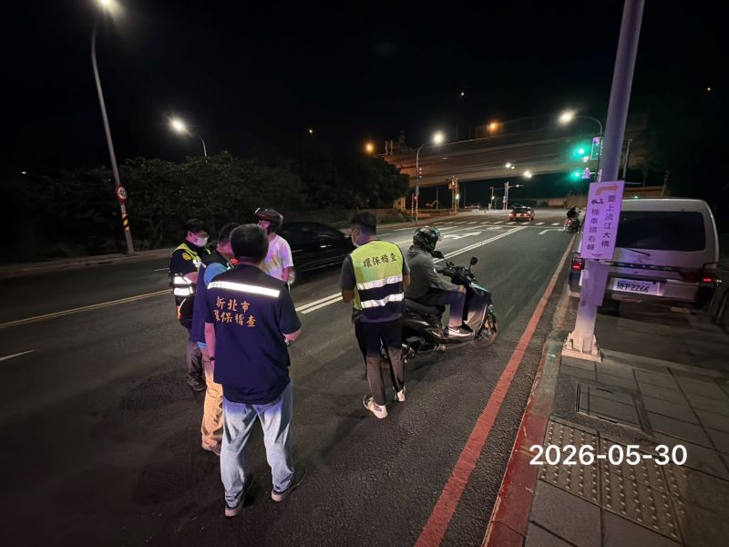 《圖說》環警針對剛通車的淡江大橋加強噪音車掃蕩。〈環保局提供〉
