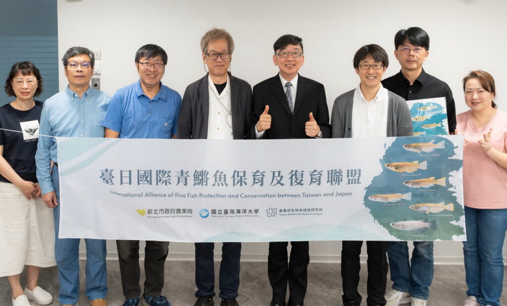 守護新北溪流珍稀原生種 台日專家攜手推動噶瑪蘭青鱂保育 4 %E6%96%B0%E5%8C%97%E5%B8%82%E8%BE%B2%E6%A5%AD%E5%B1%80%E9%95%B7%E8%AB%B6%E9%8C%AB%E8%BC%9D%E8%88%87%E5%9C%8B%E7%AB%8B%E8%87%BA%E7%81%A3%E6%B5%B7%E6%B4%8B%E5%A4%A7%E5%AD%B8%E6%95%99%E6%8E%88%E9%99%B3%E7%BE%A9%E9%9B%84%E5%8F%8A%E6%97%A5%E6%9C%AC%E4%BE%86%E8%87%BA%E5%AD%B8%E8%80%85%E5%90%88%E5%BD%B1 1 1024x618 1