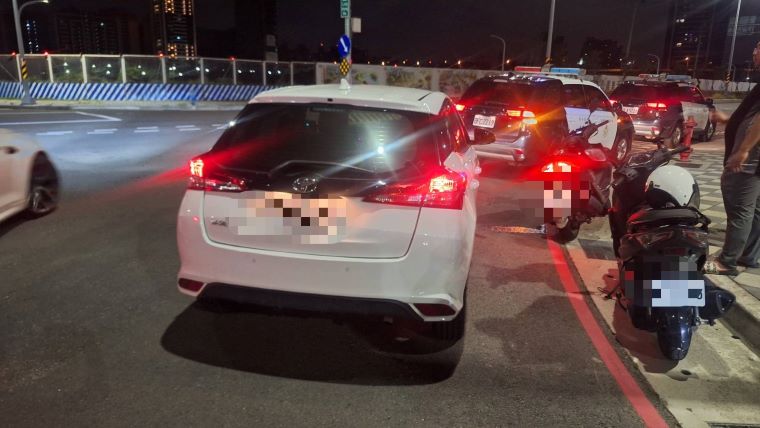 疑飆車族凌晨集結 新莊警聯防攔查6車17人 10 《圖說》新莊警分局今日凌晨接獲疑似車輛群聚情資,為防制危險駕車及深夜噪音擾民情事發生,立即啟動區域聯防機制。〈新莊分局提供〉