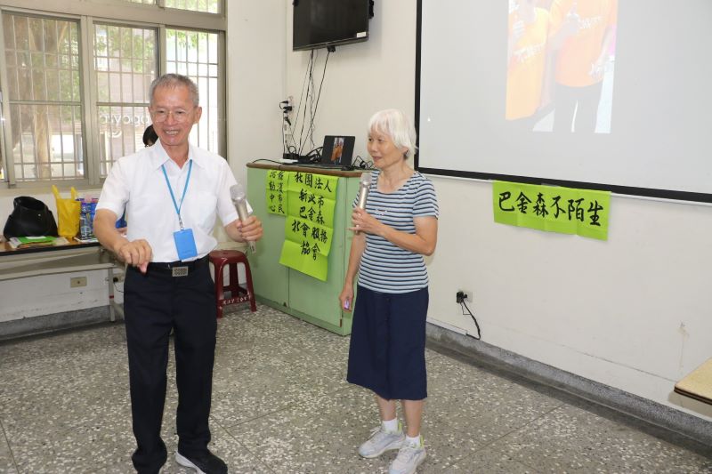 全台近8萬人受巴金森症所苦 李瑞娟成立協會助病友走出陰霾 7 《圖說》小雷夫婦分享,小雷說載太太出門,催油門時右手不由自主地顫動,以致機車忽快忽慢,經檢查後才得知罹患典型巴金森氏症。〈社會局提供〉