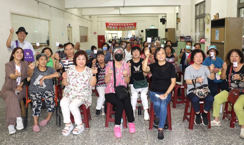 全台近8萬人受巴金森症所苦 李瑞娟成立協會助病友走出陰霾 8 《圖說》參加講座的民眾手持「巴金勇敢卡」,以示支持巴友。〈社會局提供〉