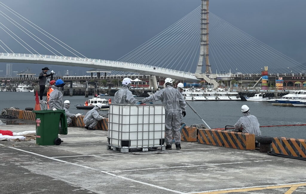 新北蟬聯全國「海洋環境管理考核」最高榮譽 連2年榮獲特優 12 %E6%96%B0%E5%8C%97%E7%92%B0%E4%BF%9D%E5%B1%80%E8%B7%A8%E5%96%AE%E4%BD%8D%E9%80%B2%E8%A1%8C%E6%B5%B7%E6%B4%8B%E6%B1%A1%E6%9F%93%E6%87%89%E8%AE%8A%E6%BC%94%E7%B7%B4 1024x650 1