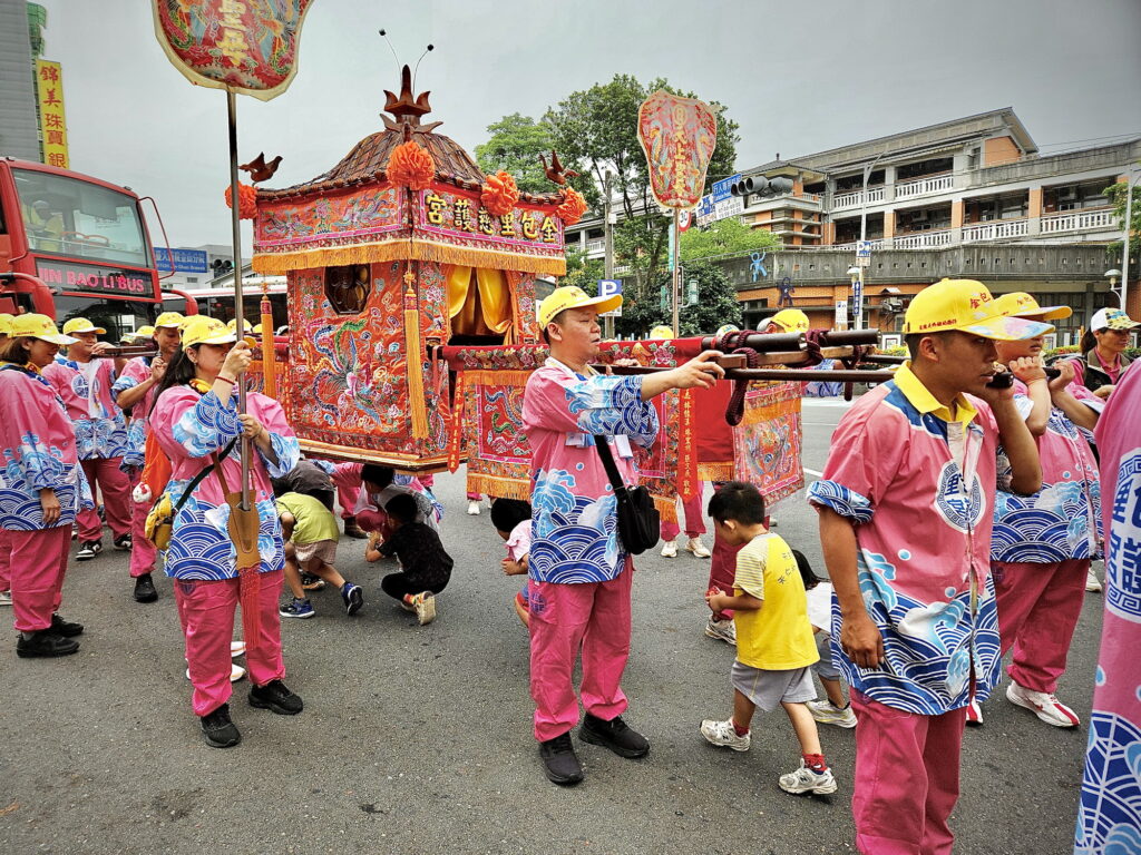 2026金山二媽回娘家 千人祈福行腳美食飄香文化傳承不間斷 14 04%E5%B9%BC%E5%85%92%E5%9C%92%E5%B0%8F%E6%9C%8B%E5%8F%8B%E9%AB%94%E9%A9%97%E9%91%BD%E8%BD%8E%E8%85%B3%E7%A5%88%E6%B1%82%E5%AA%BD%E7%A5%96%E5%BA%87%E4%BD%91 1024x768 1